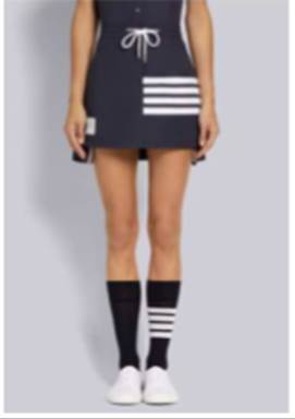 A person wearing a skirt

Description automatically generated